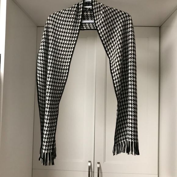 Black and White Houndstooth Fringed Scarf - Picture 2 of 3